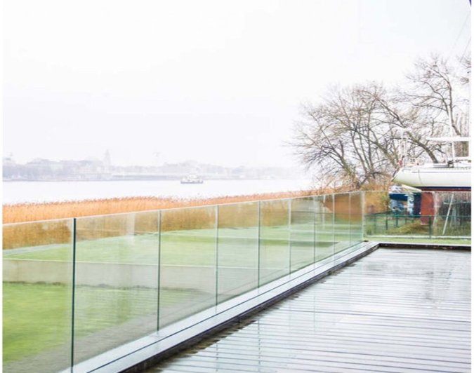 Innovative glass railing Dubai - Elevating your space's design.
