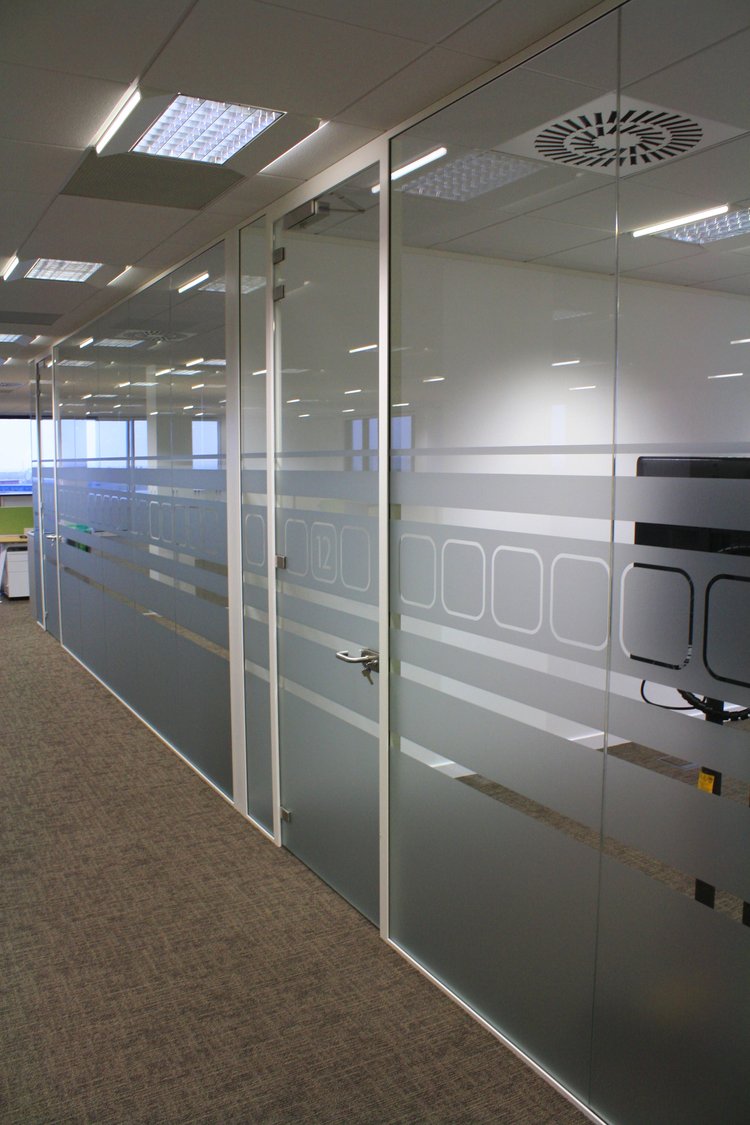 Frameless glass partitions - Elegant and versatile, enhancing aesthetics with transparency.